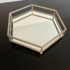 Geometric mirror tray